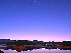星の軌跡（日周運動）/夜明け前の湖