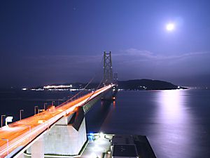明石海峡大橋と淡路島の月明かり夜景