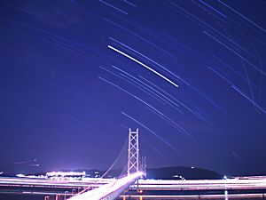 星の軌跡（日周運動）と明石海峡大橋の夜景