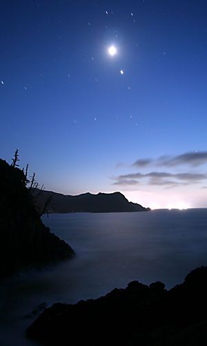 日本海の月明かり夜景と星空