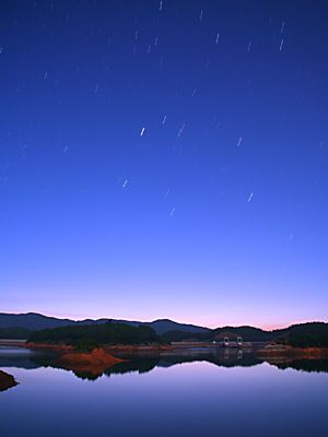 太田ダムの月明かり夜景と星の日周運動（星の光跡）
