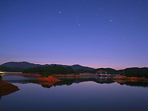 太田ダムの月明かり夜景と星空