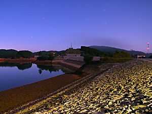 太田ダムの月明かり夜景と星空
