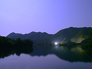 翠明湖に架かる翠大橋の月明かり夜景