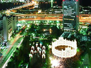 神戸市役所から見下ろす点灯後の東遊園地のルミナリエ