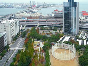 神戸市役所展望フロアから見た旧居留地・東遊園地
