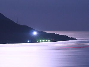 江埼灯台（江崎灯台）のライトの明かりと明石海峡の夜景