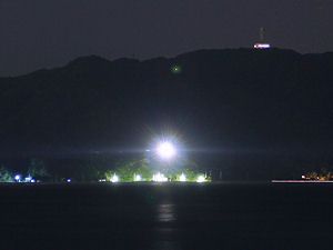 江埼灯台（江崎灯台）のライトの明かりと明石海峡の夜景