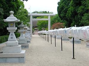 伊弉諾神宮の参道と灯籠