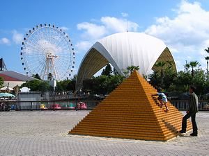 ピラミッドと帆船辰悦丸ギャラリー、大観覧車/淡路ワールドパークONOKORO