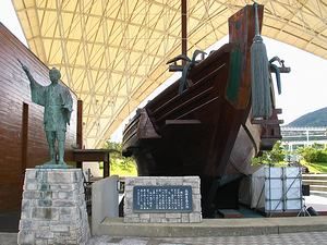 高田屋嘉兵衛の銅像と帆船辰悦丸ギャラリー