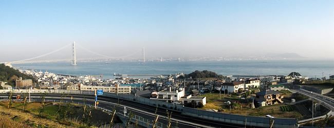 淡路サービスエリアから見た淡路島・淡路市、明石海峡、明石海峡大橋、神戸市の風景