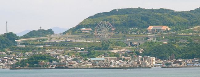  神戸市垂水区・アジュール舞子付近から見た淡路サービスエリア・淡路ハイウェイオアシスの風景と観覧車