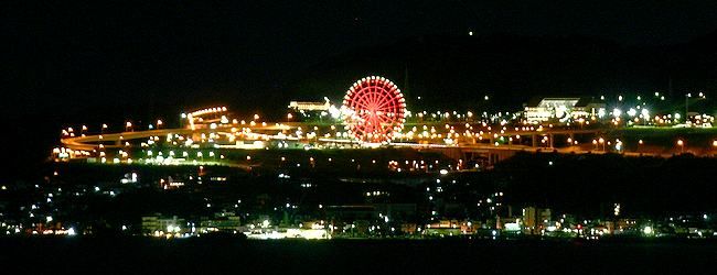  神戸市垂水区・アジュール舞子付近から見た淡路サービスエリア・淡路ハイウェイオアシスの夜景と観覧車のライトアップ