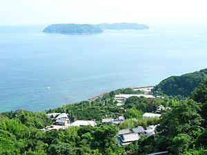 諭鶴羽山から見たおのころ島・国生み神話の沼島と太平洋