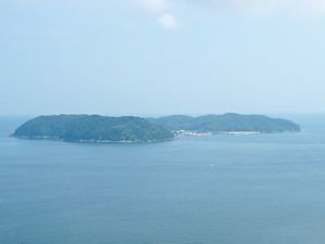 諭鶴羽山から見たおのころ島・国生み神話の沼島と太平洋