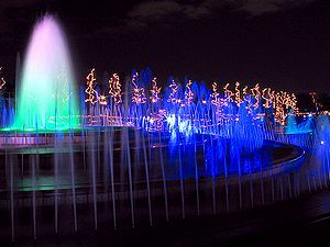 噴水のライトアップ夜景とイルミネーション