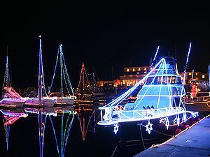 ヨットとクルーザーのクリスマスイルミネーション