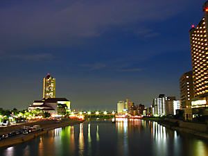 宝塚観光花火大会会場の宝塚市を流れる武庫川の夜景