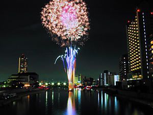 宝塚観光花火大会と武庫川・宝塚市の夜景