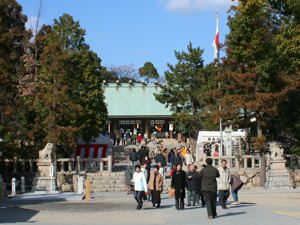 廣田神社の本殿（拝殿）と初詣客