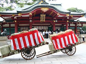 西宮神社拝殿前に置かれた酒だるを積んだ大八車