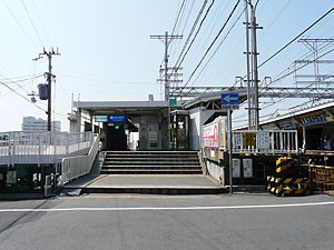 武庫川の橋の上にある阪神武庫川駅
