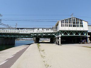 武庫川の橋の上にある阪神武庫川駅