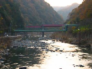 武庫川を横断するJR福知山線の鉄橋と水管橋
