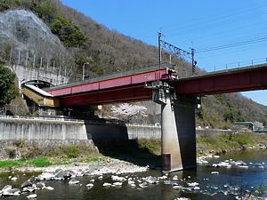 武庫川橋梁とJR福知山線（JR宝塚線）の武田尾駅