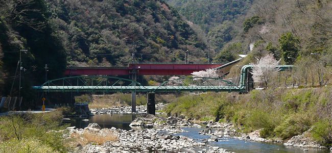 武庫川渓谷とJR福知山線（JR宝塚線）の武庫川橋梁と水管橋（水道橋）