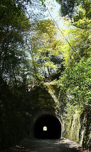 武庫川廃線・旧JR福知山線廃線のトンネルと新緑