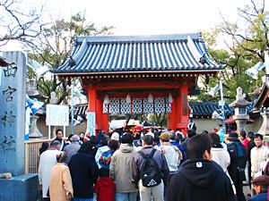 十日戎・えびす祭りの参拝客で賑わう西宮神社