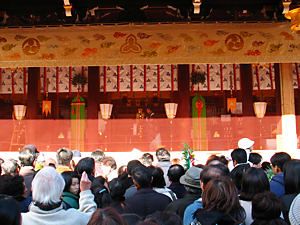 十日戎・えびす祭りの参拝客で賑わう西宮神社拝殿