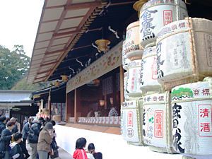 初詣客でにぎわう西宮神社の拝殿