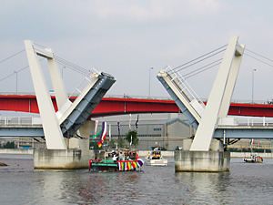 御前浜橋（可動橋・跳ね橋）と船渡御祭の船団