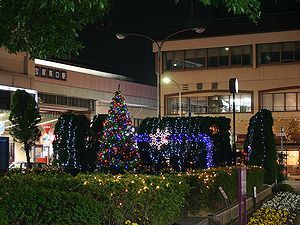 阪急宝塚南口駅前広場のクリスマスツリー