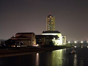 宝塚バウホール・宝塚大劇場と武庫川の夜景