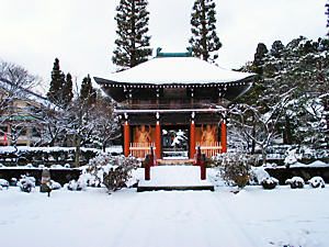 永澤寺の雪景色　山門に積もる雪