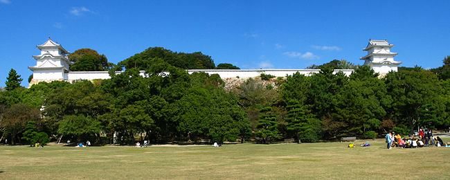 明石公園正面芝生広場から見た明石城天守台のパノラマ写真　（左　坤櫓左　・　右　巽櫓）