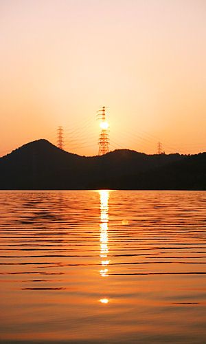 権現ダム・権現池の夕日と送電線の鉄塔