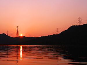 権現ダム・権現池の夕日と送電線の鉄塔