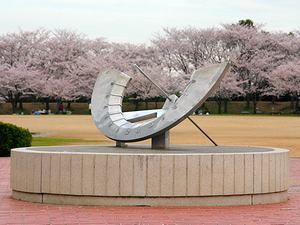 日時計と多目的広場の桜並木「桜の堤」