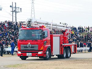 加古川市消防局の消防自動車、はしご車のパレード