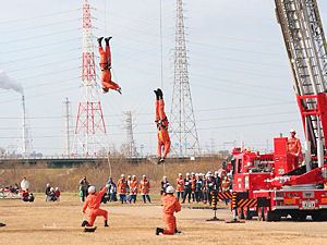 加古川市消防本部・救助隊による降下技術披露