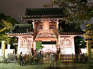 十輪寺の仁王門のライトアップ夜景