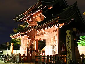 十輪寺の仁王門のライトアップ夜景