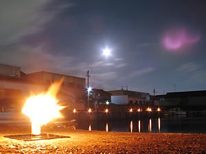 堀川運河の港のキャンドルライトアップと月