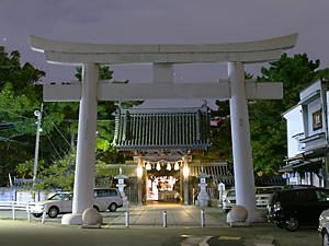 高砂神社の鳥居と山門のライトアップ夜景
