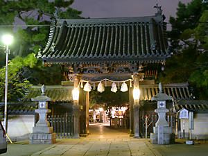 高砂神社の山門のライトアップ夜景